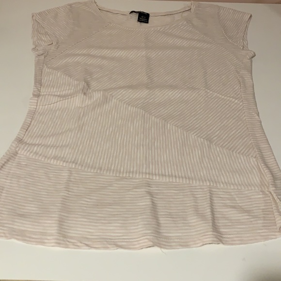 DKNY Jeans tee shirt. - Picture 5 of 7